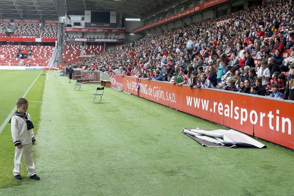 La afición arropa al Sporting en su último entrenamiento de la temporada