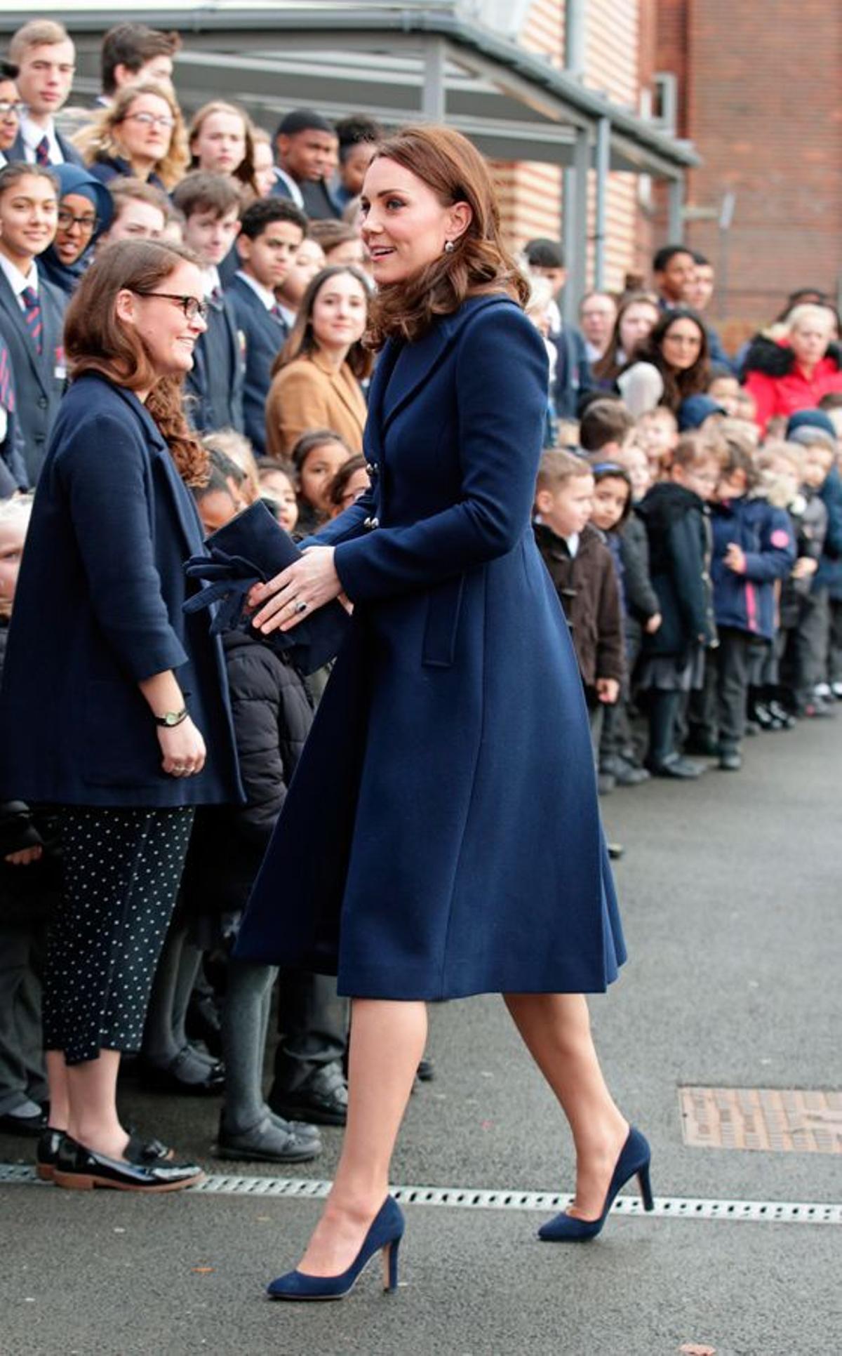 Kate Middleton con abrigo y complementos en color azul marino