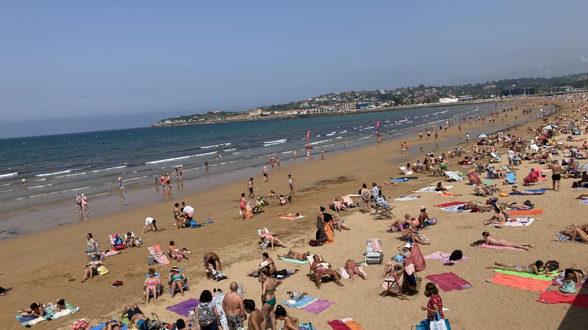 Playas a rebosar en el último día soleado ( de momento) en Asturias