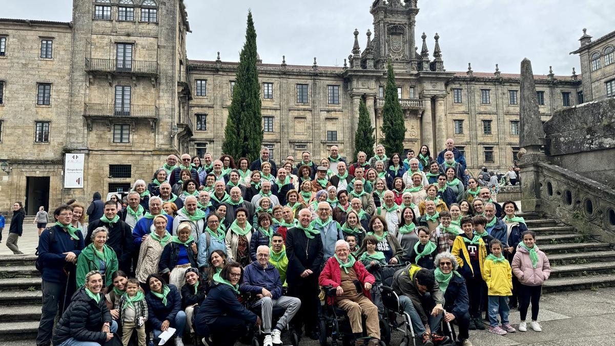 Monseñor Julián Barrio, en el centro, con fieles de la parroquia teense de Os Tilos tras presidir la ofrenda al Apóstol en la Catedral de Santiago