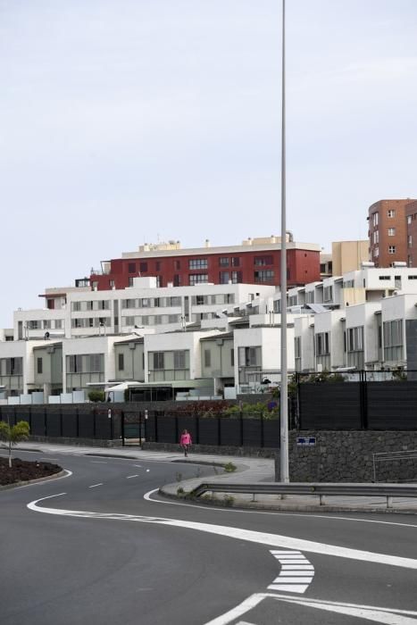 25-12-19 LAS PALMAS DE GRAN CANARI. LA MINILLA. LAS PALMAS DE GRAN CANARIA. Foto de un edificio de dúples en la Avenida de Ansite, número 11, que tienen exceso de altura, con respecto al plan general.  Fotos: Juan Castro.  | 25/12/2019 | Fotógrafo: Juan Carlos Castro