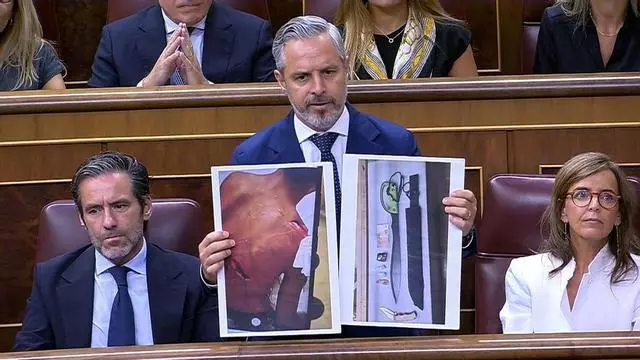 Juan Bravo muestra fotos de machetes y de un migrante gravemente herido para describir la situación de Ceuta