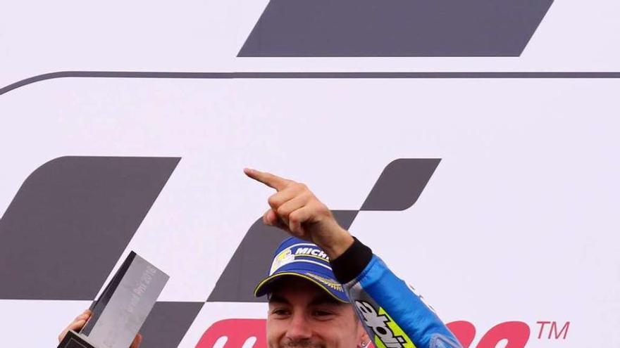 Maverick Viñales celebra su triunfo en Silverstone.