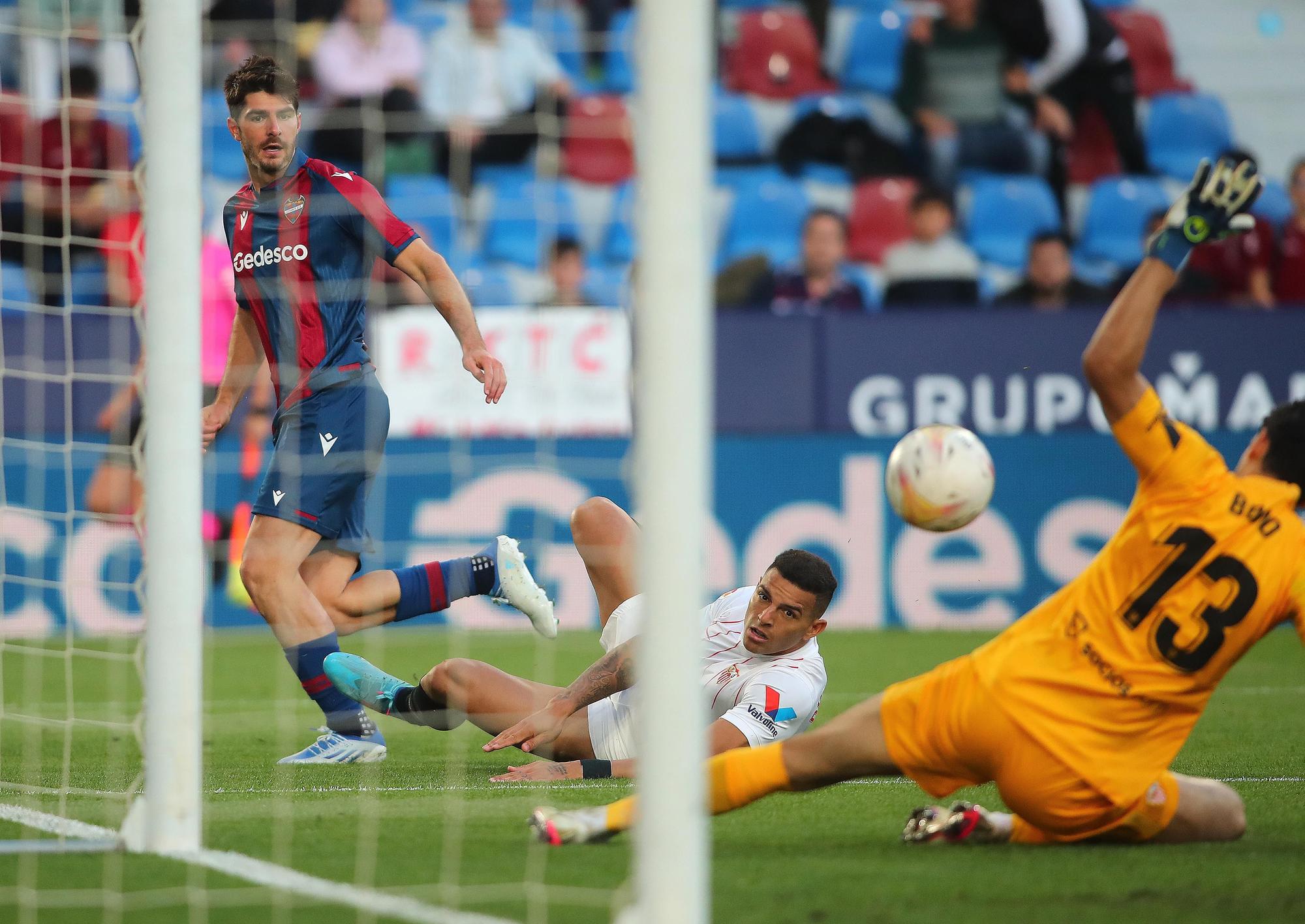 Las imágenes del partido entre el Levante UD y el Sevilla