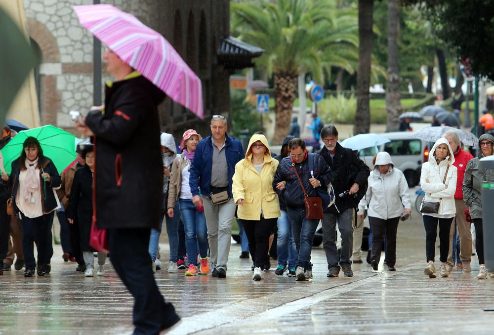 Hasta 4.000 turistas llegados en dos cruceros han pasado una jornada marcada por la lluvia este martes, durante su escala en la capital de la Costa del Sol