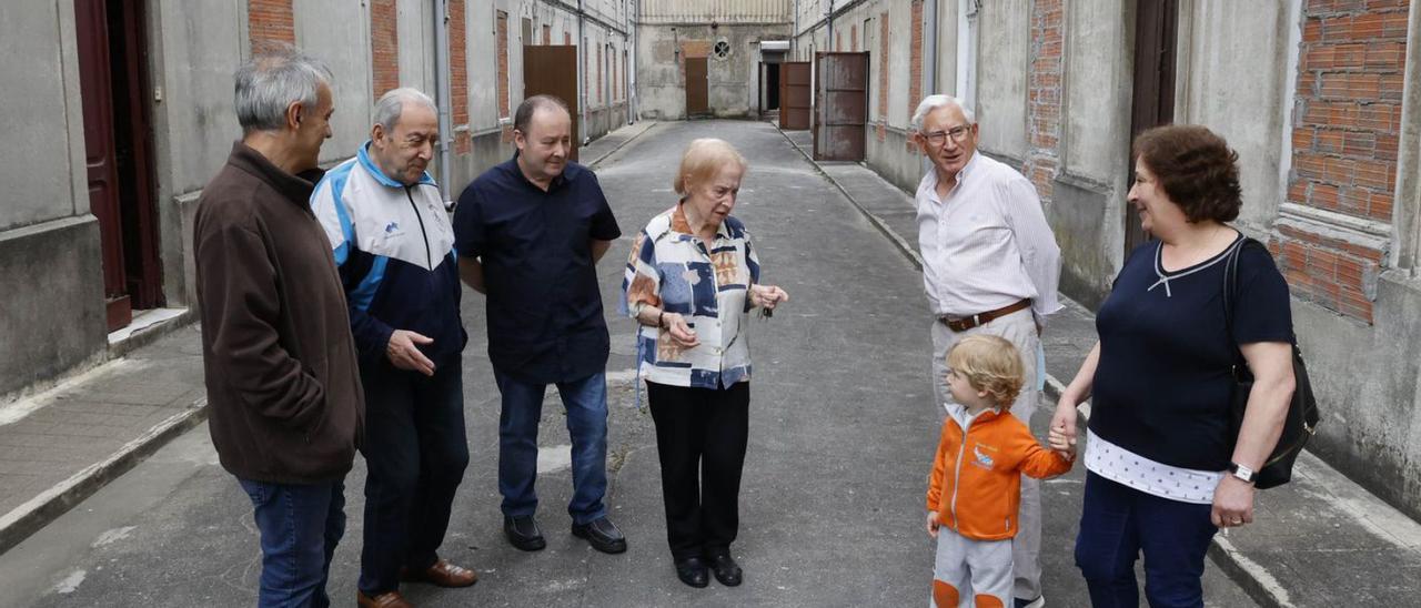 Representantes de
las seis familias afectadas
en la calle Privada Moderna.
  // Alba Villar