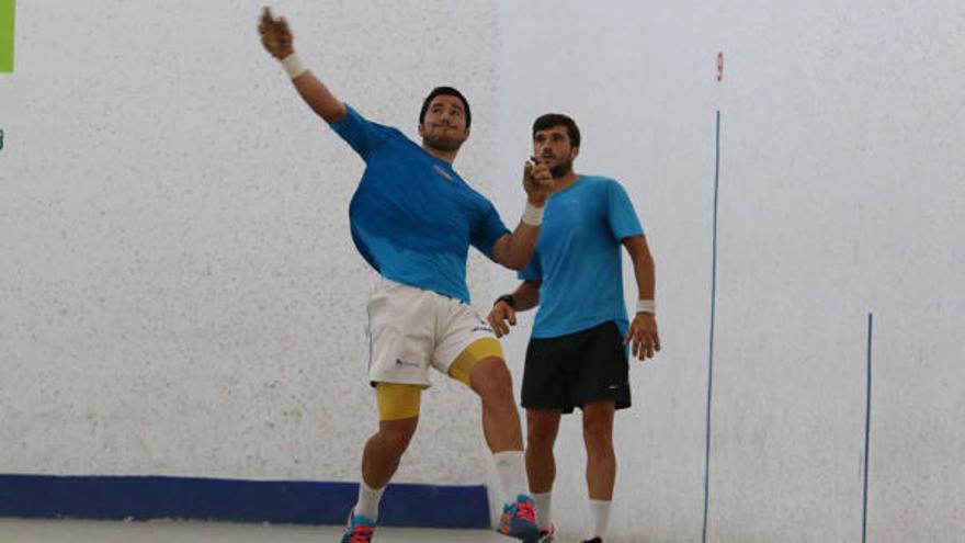 Fageca i Miguel compartiren entrenament el passat dimecres en el trinquet de Guadassuar.