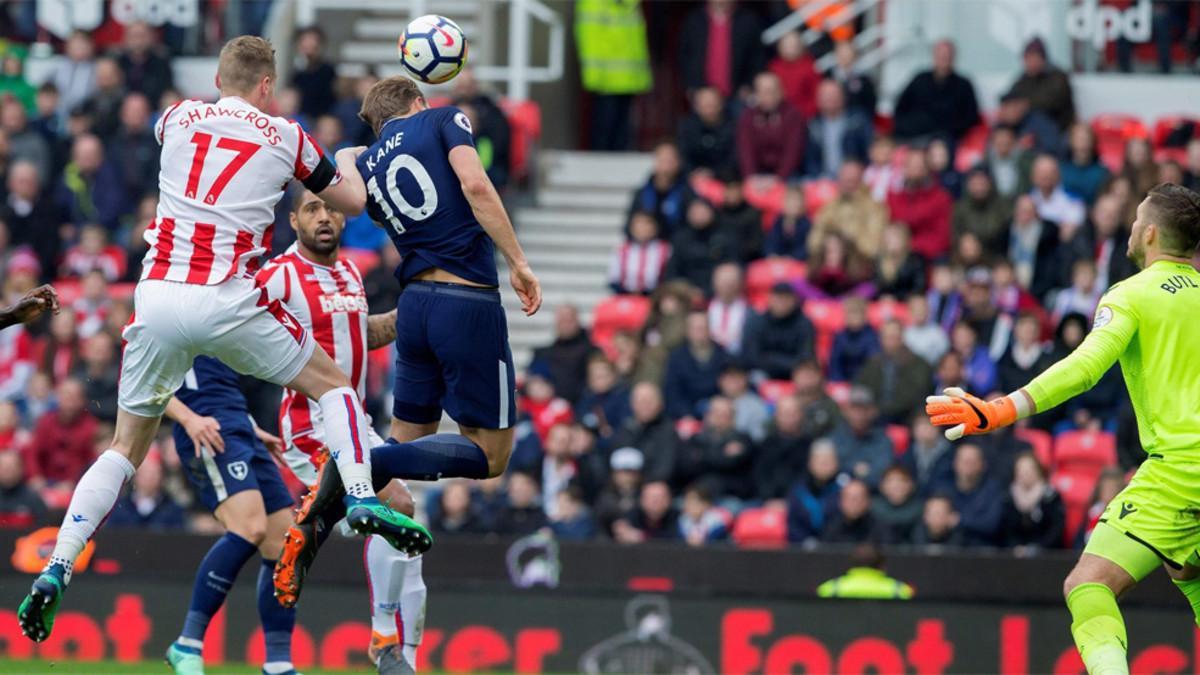 Harry Kane en la jugada del 1-2 del Tottenham sobre el Stoke City en la que reclama como propio el gol atribuido a Eriksen