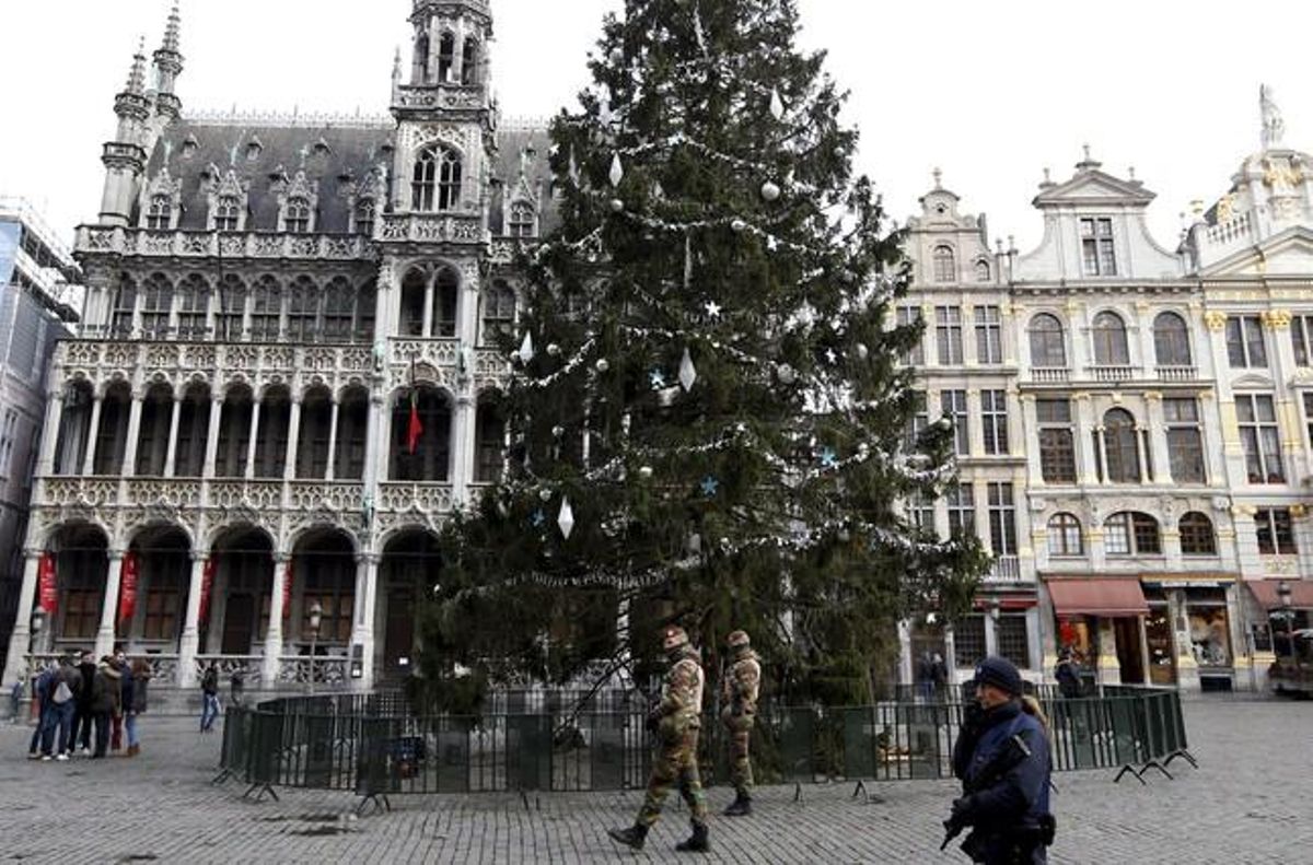 Soldats belgues caminen a prop d’un arbre de Nadal a la Gran Plaça de Brussel·les.