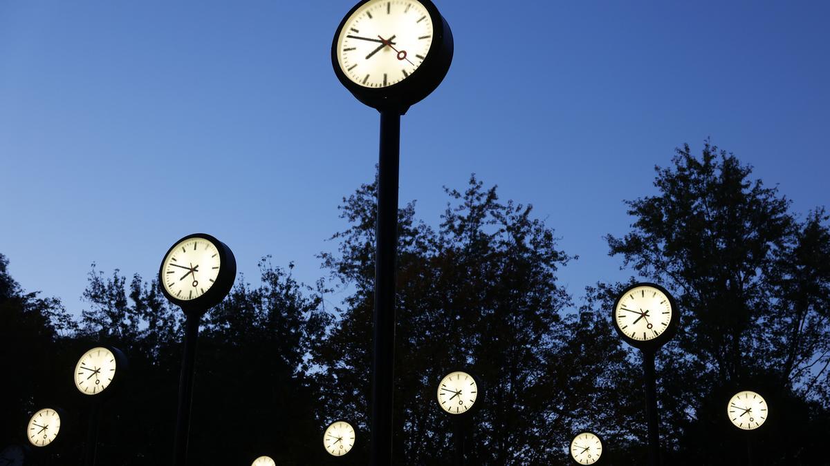 Nordrhein-Westfalen, Düsseldorf: Uhren leuchten am Morgen des 25.10.2021 im Zeitfeld im Volksgarten.