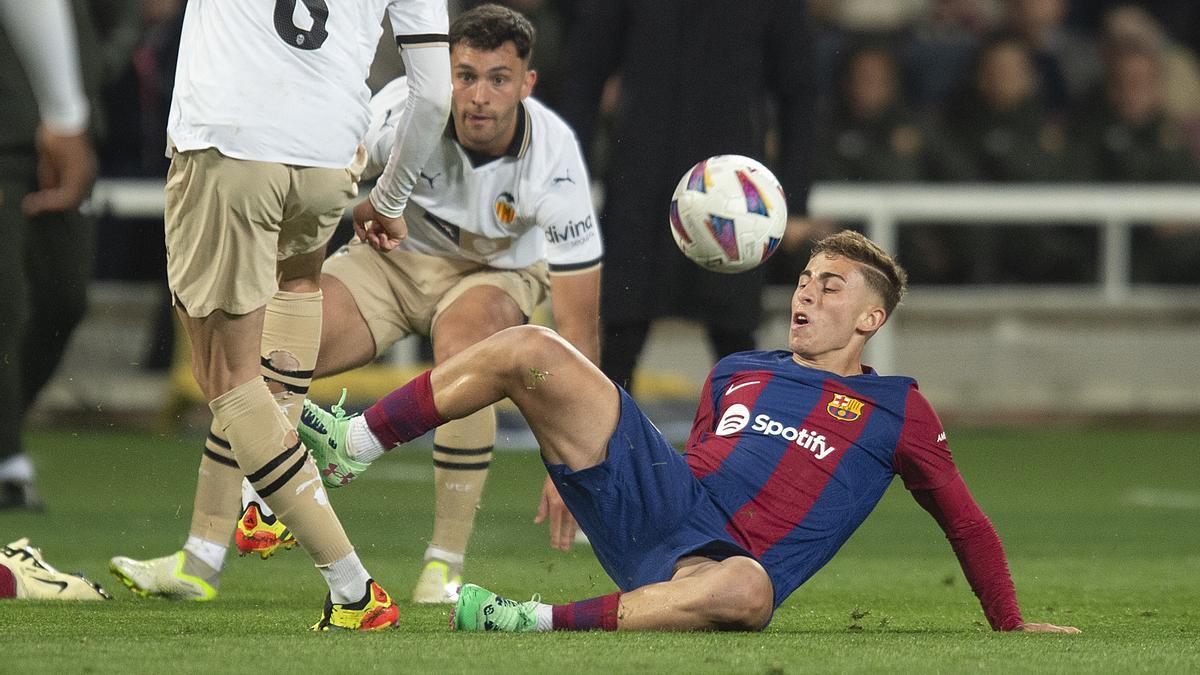 Fermín recupera el balon desde el suelo durante el partido de liga entre el FC Barcelona y el Valencia.