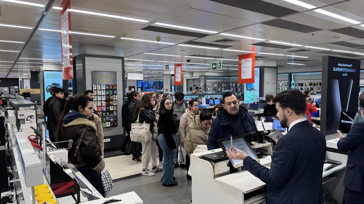Colas en el primer día de las rebajas de invierno en Córdoba.