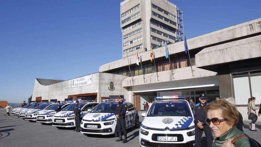 Los nuevos vehículos en la explanada de Praza do Rei. // J. Lores