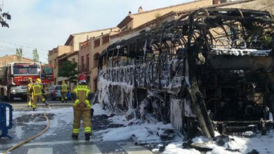 Els bombers al costat de l&#039;autocar.