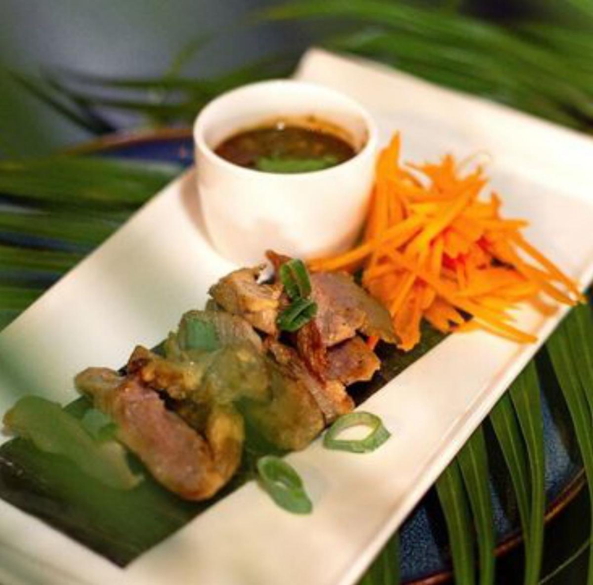 Platos de Bangkok 14: arriba, koo moo yang (secreto de cerdo a la parrilla, con salsa chill thai); y debajo, poh pia (rollitos de primavera).