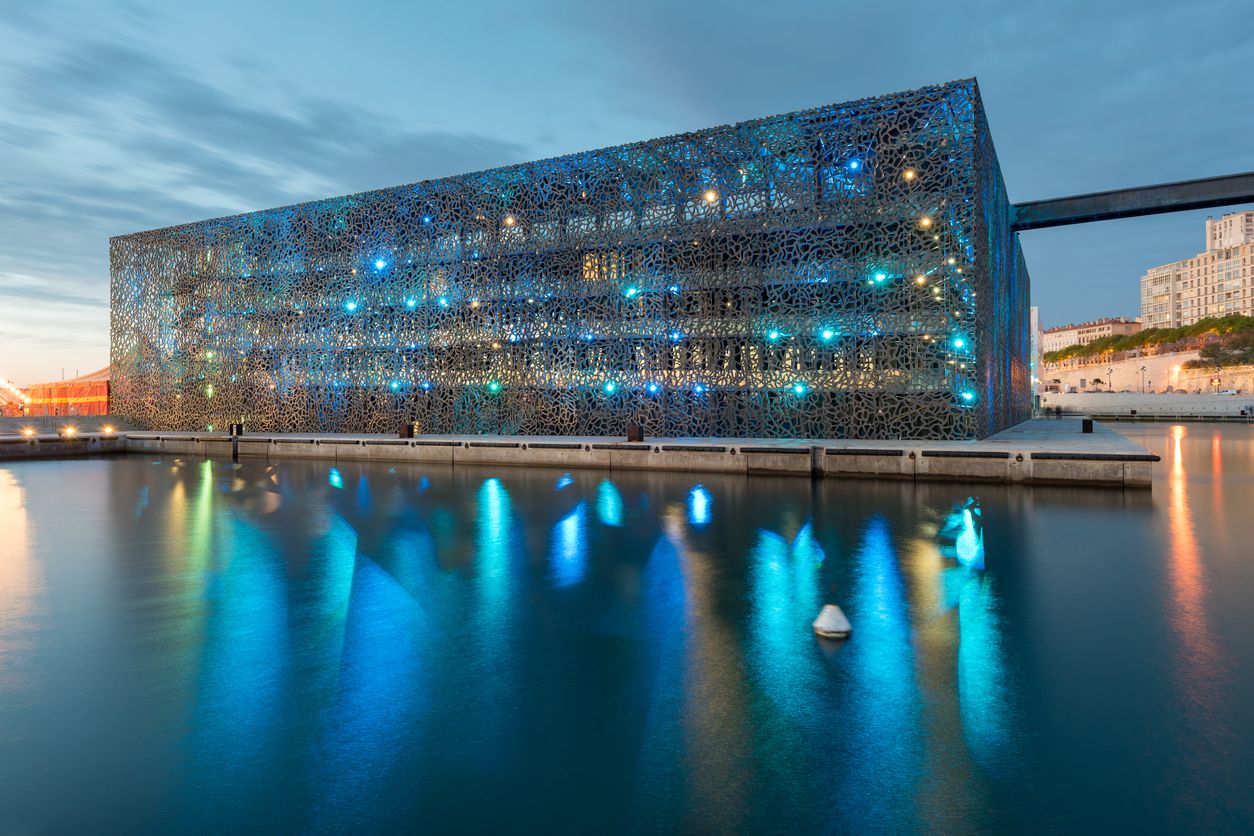 El Museo de las Civilizaciones de Europa y del Mediterráneo fue diseñado por Rudy Ricciotti, arquitecto argelino de origen italiano.