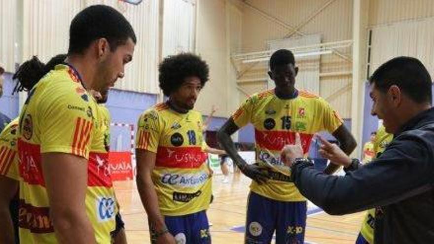 Marcelo De Stefano junto a Diedhiou (15) y otros jugadores, en su etapa en el Ushuaïa Ibiza.