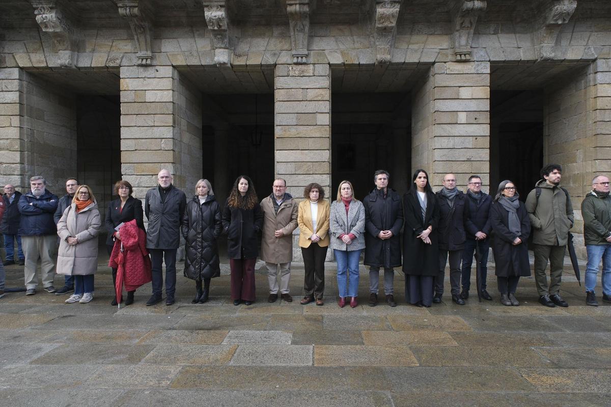 Minuto de silencio ante el Pazo de Raxoi, en Santiago