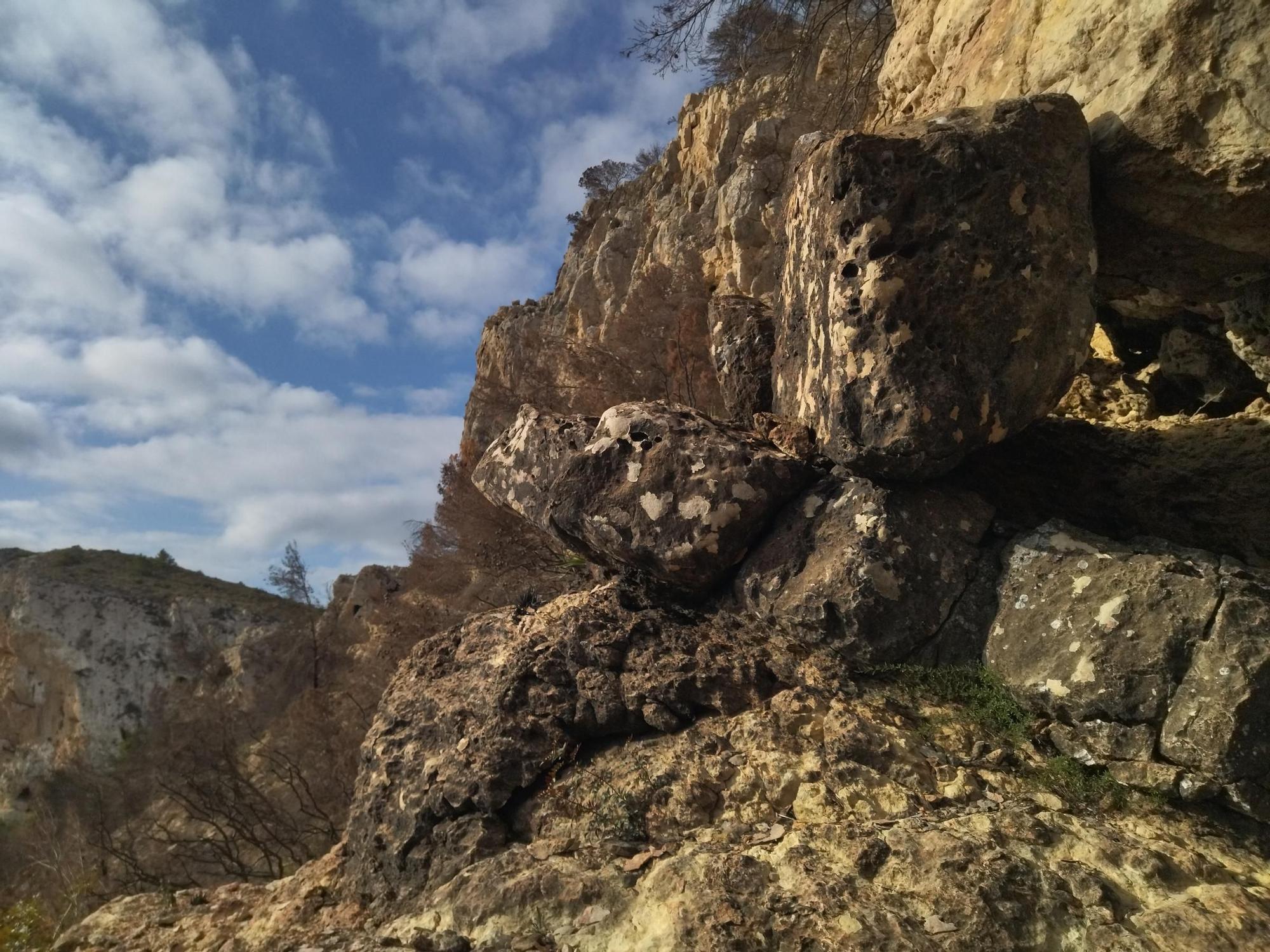 La huella del fuego en una de las calas valencianas más bellas (imágenes)