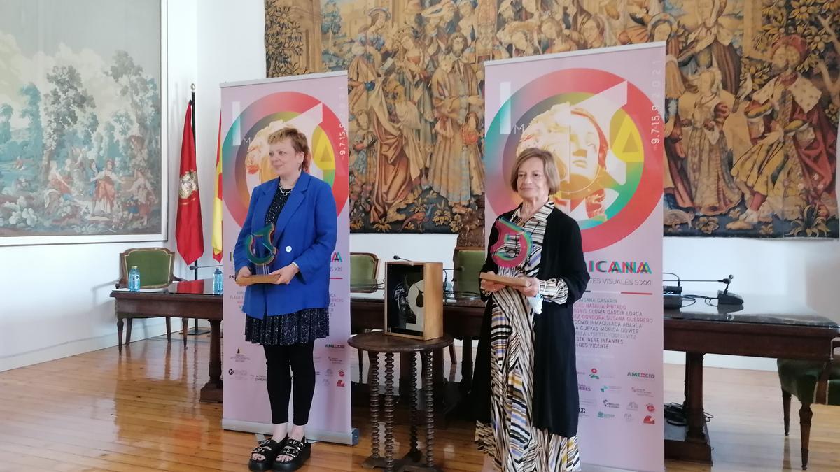 Marina Vargas (izquierda) y Teresa Gancedo muestran el premio recibido en la clausura de la muestra