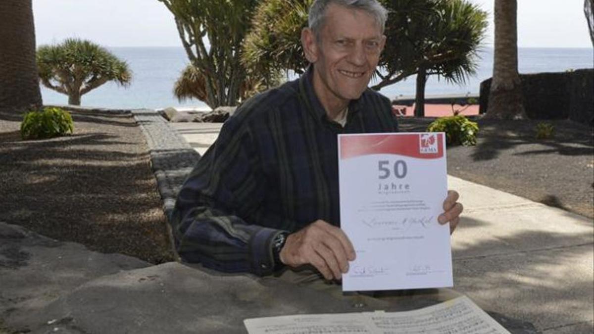 Larry Yaskiel, ayer, con el documento que acredita el homenaje y la partitura en alemán del tema 'She loves you'.