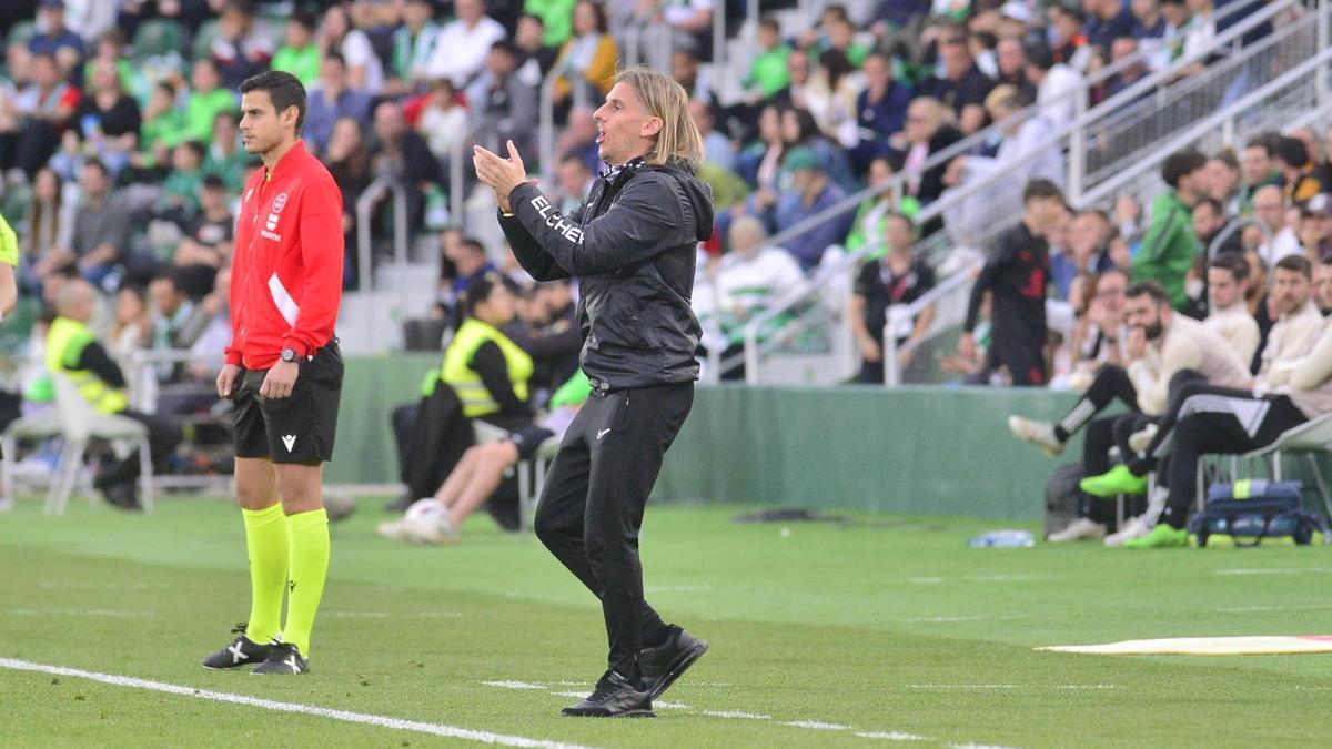 Beccacece dando instrucciones, durante un partido