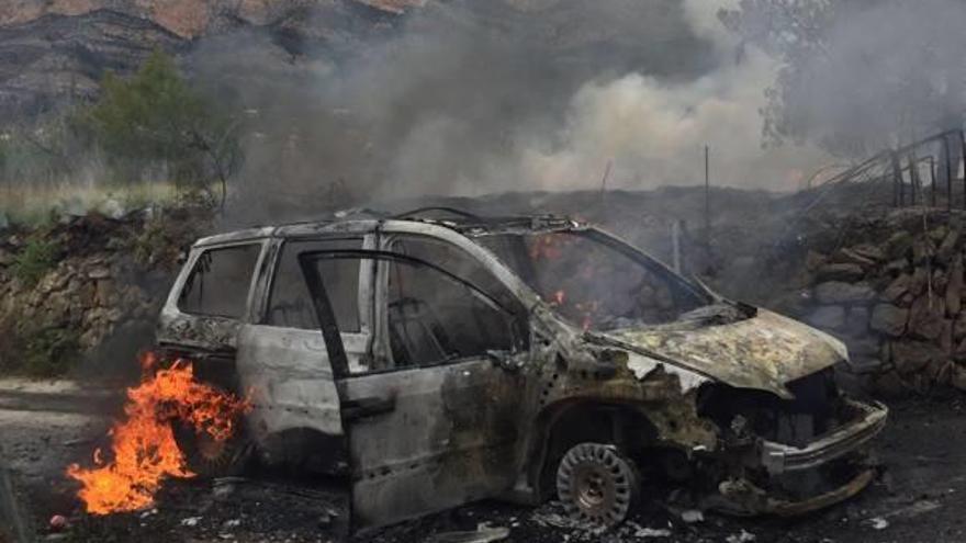 Escapa de su coche al arder en marcha junto al Montgó