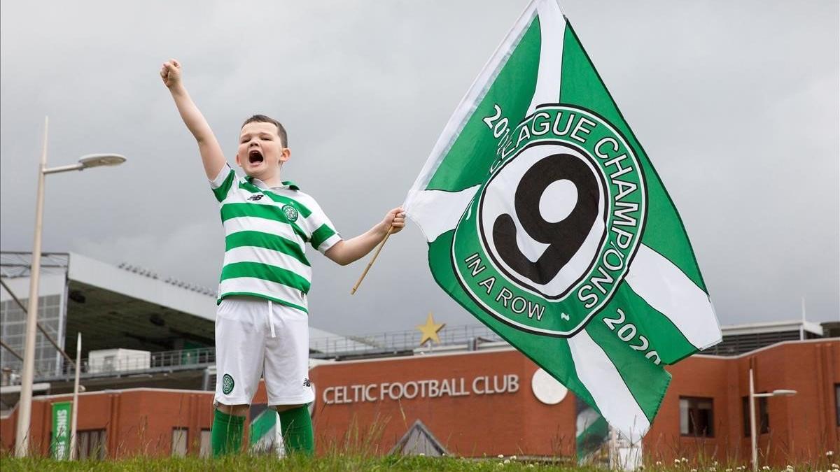 Un joven aficionado del Celtic celebra el título de Liga de su equipo.