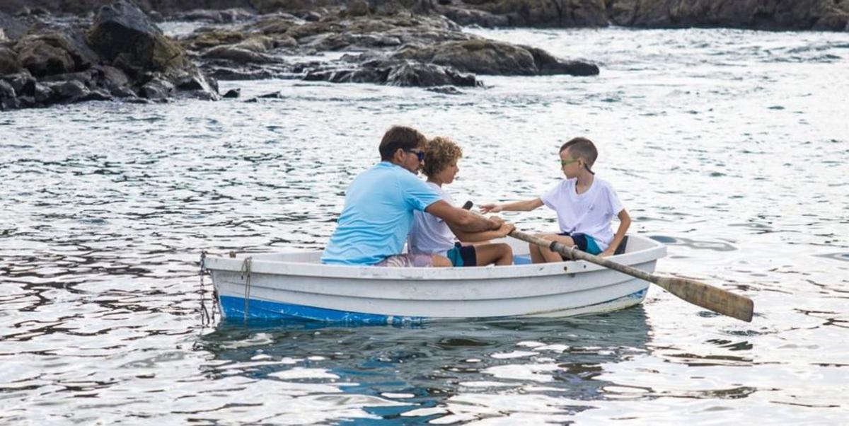 Juan Domingo enseña a remar a dos alumnos en una chalupa. | LP/DLP