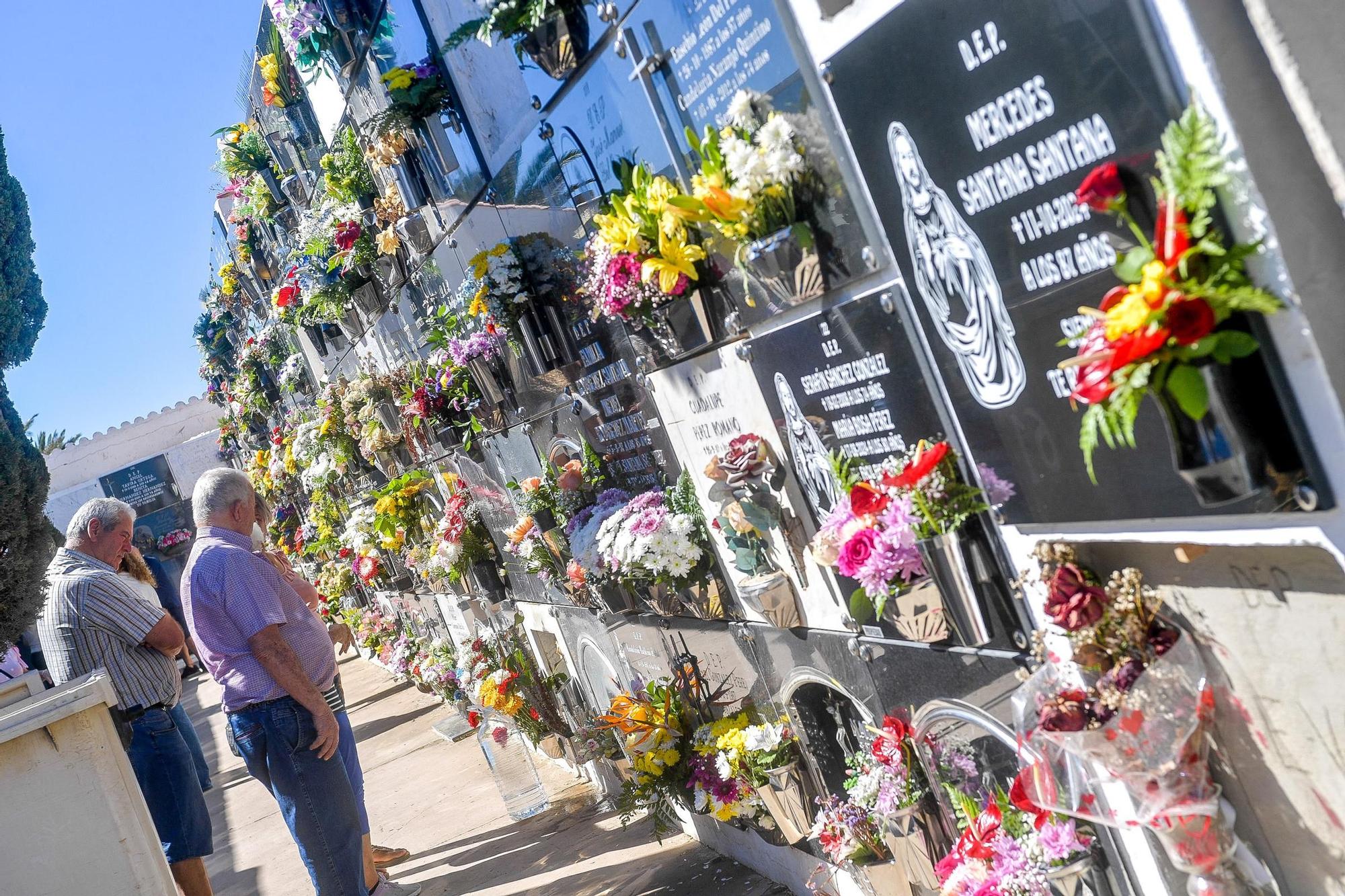 Día de Todos los Santos en cementerios de Gran Canaria