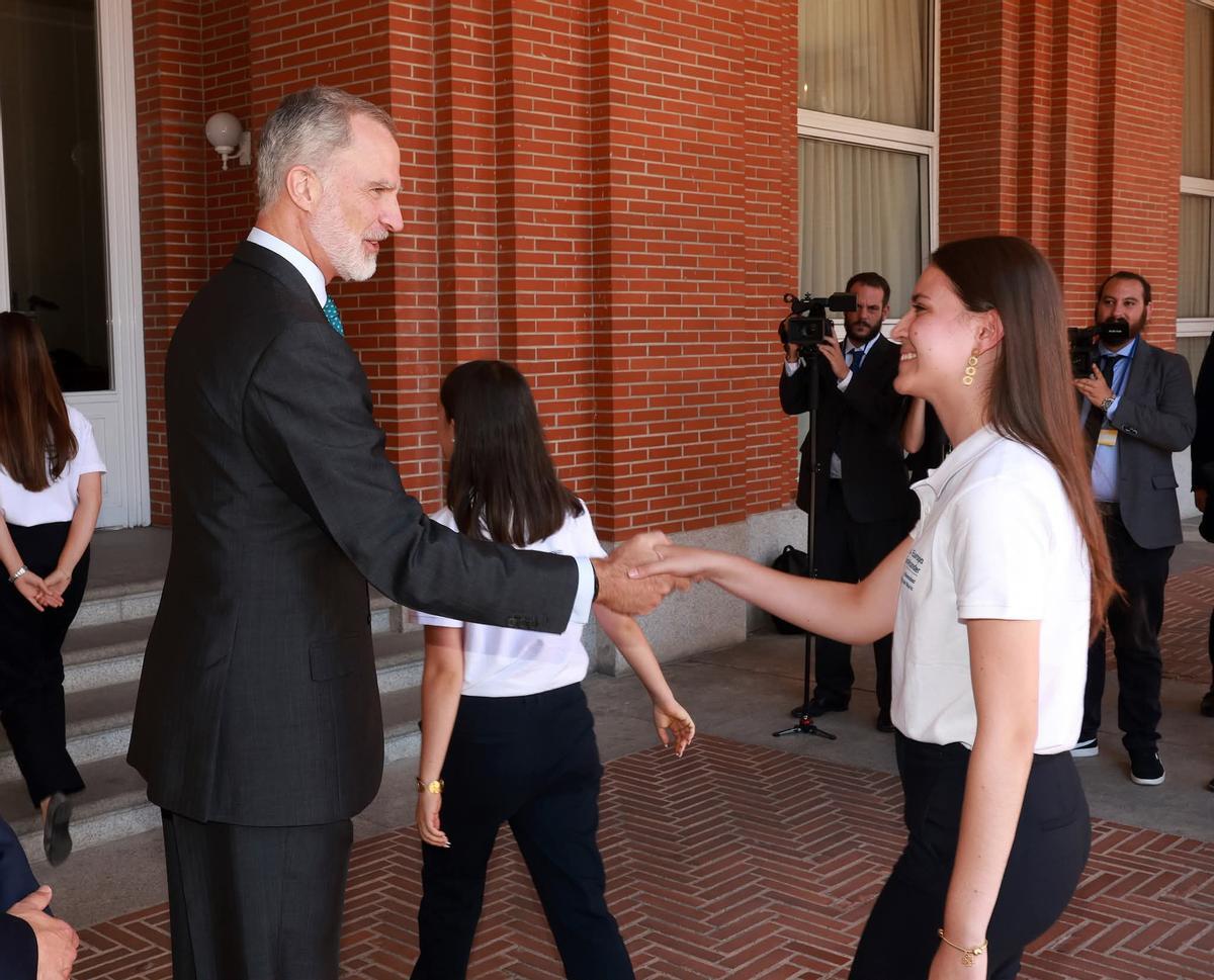 Marta Gómez saluda a Felipe VI.