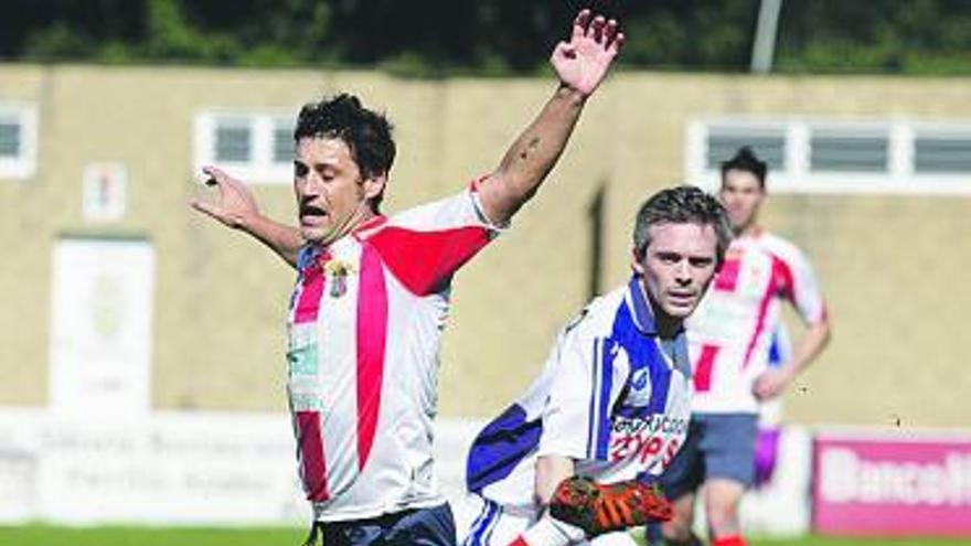 Mario de la Roca, del Candás, recibe una falta del Tuilla.