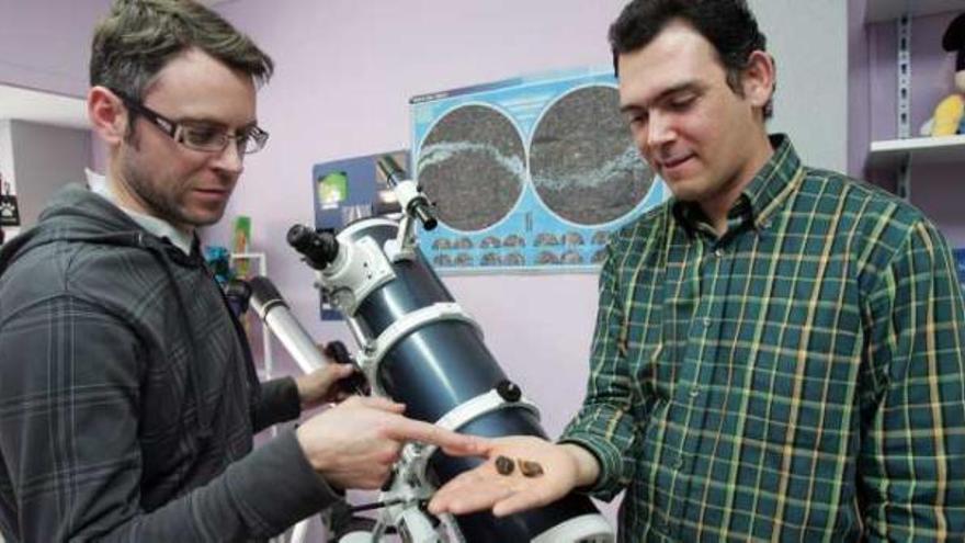 Representantes de AstroGEDA con dos meteoritos que proceden de Arizona.