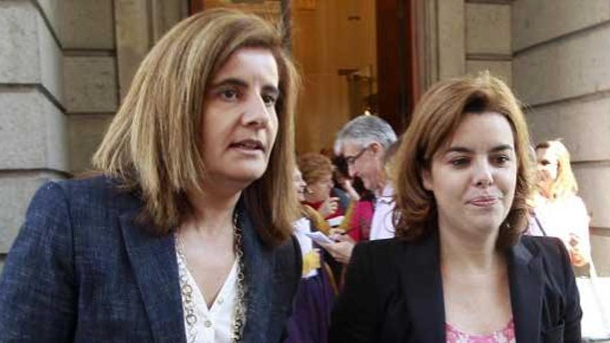 Fátima Báñez y Soraya Sáenz de Santamaría, a su salida del Congreso.