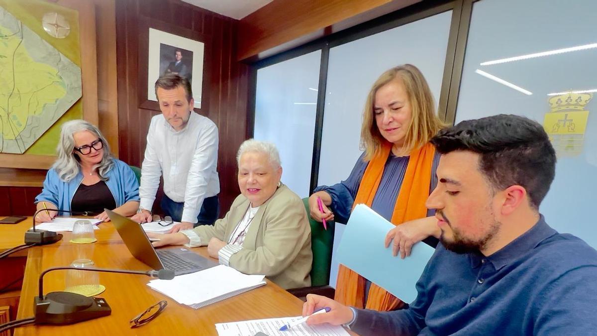 Por la izquierda, la alcaldesa Eva María Pérez y los ediles David del Pozo, Pilar Fernández, Montserrat Alonso y Nicolás Fernández, antes del Pleno