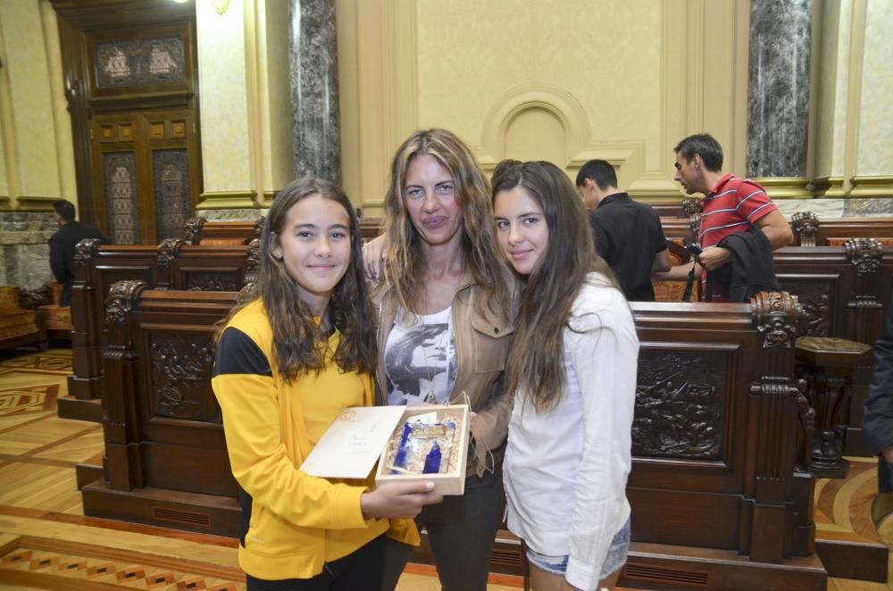 El concejal de Culturas José Manuel Sande y el alcalde Xulio Ferreiro reciben en el Ayuntamiento a los deportistas.