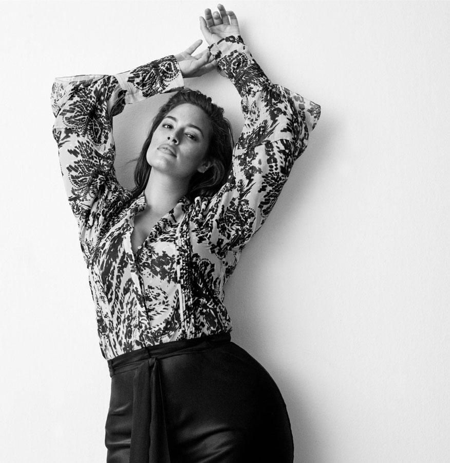 Ashley Graham con blusa y falda de H&M Studio
