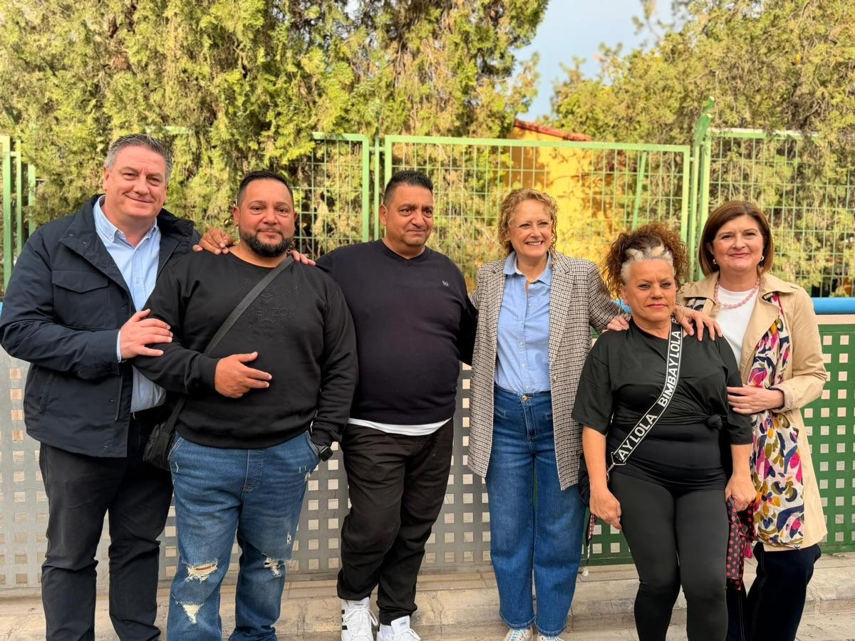 La alcaldesa visita las actividades organizadas en Torrent con motivo del Día del Pueblo Gitano.