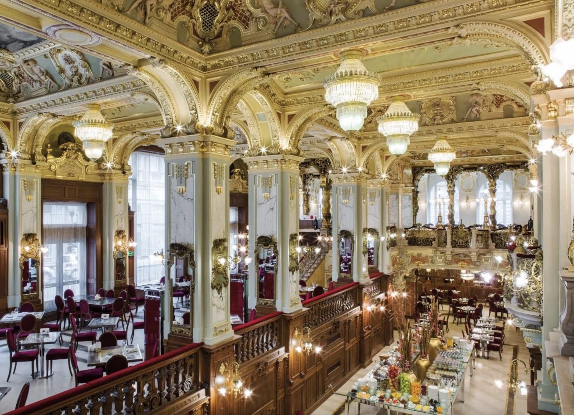 El interior del café más bonito del mundo es como un viaje al pasado glorioso de la Belle Époque
