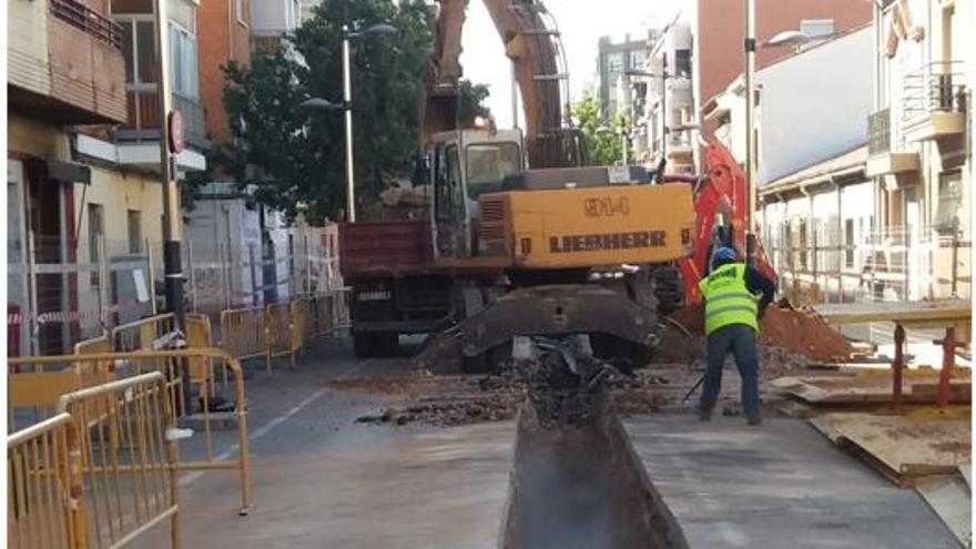 Obras en una calle del Ayuntamiento de Torrent y Aigües de l&#039;Horta.