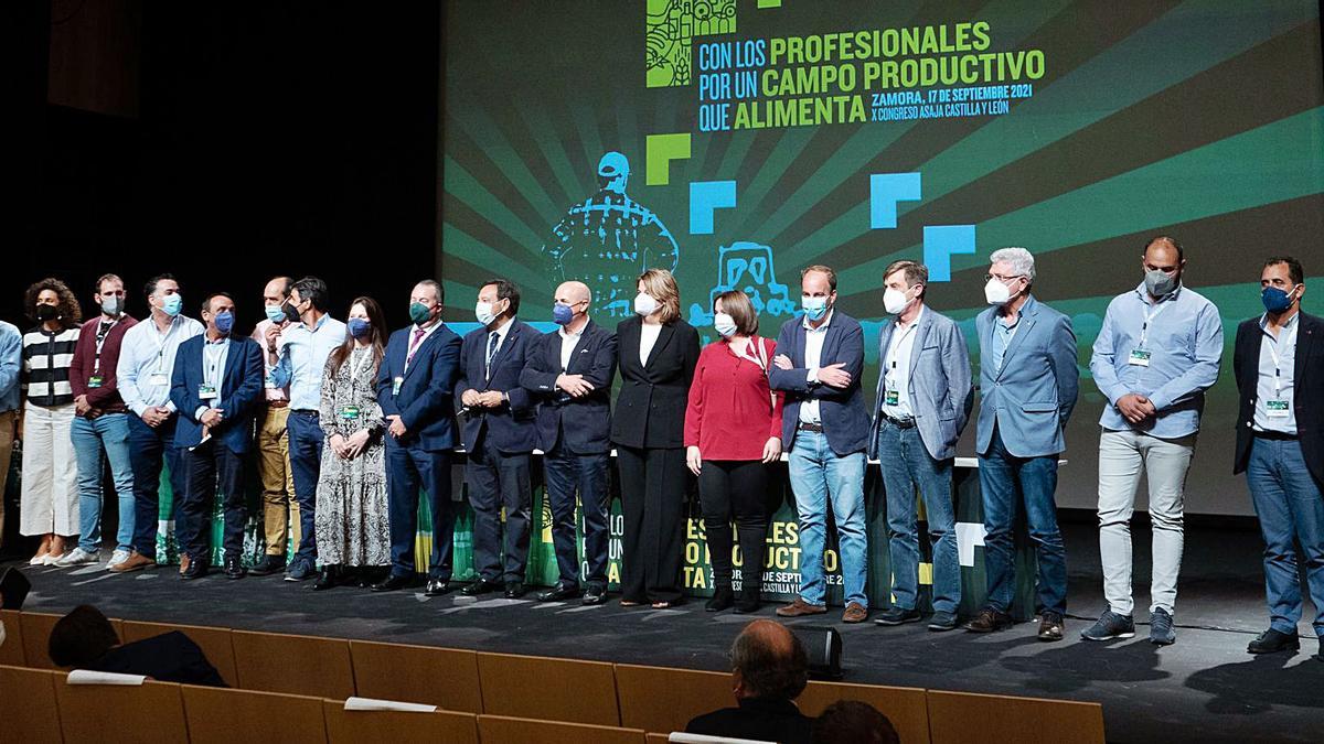 Miembros de la nueva junta directiva de Asaja de Castilla y León proclamada ayer en el X Congreso regional celebrado en el Teatro Ramos Carrión de Zamora. | José Luis Fernández