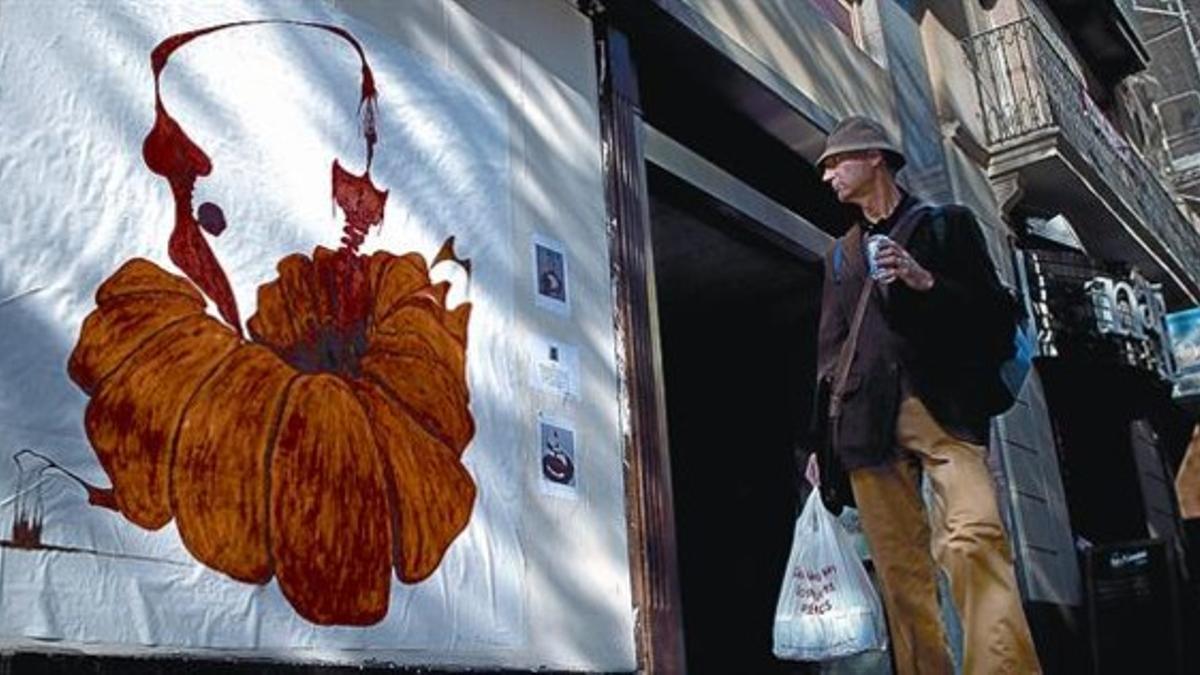 Pintura de Javier Luján pegada en la pared del número 333 de Consell de Cent, ayer.