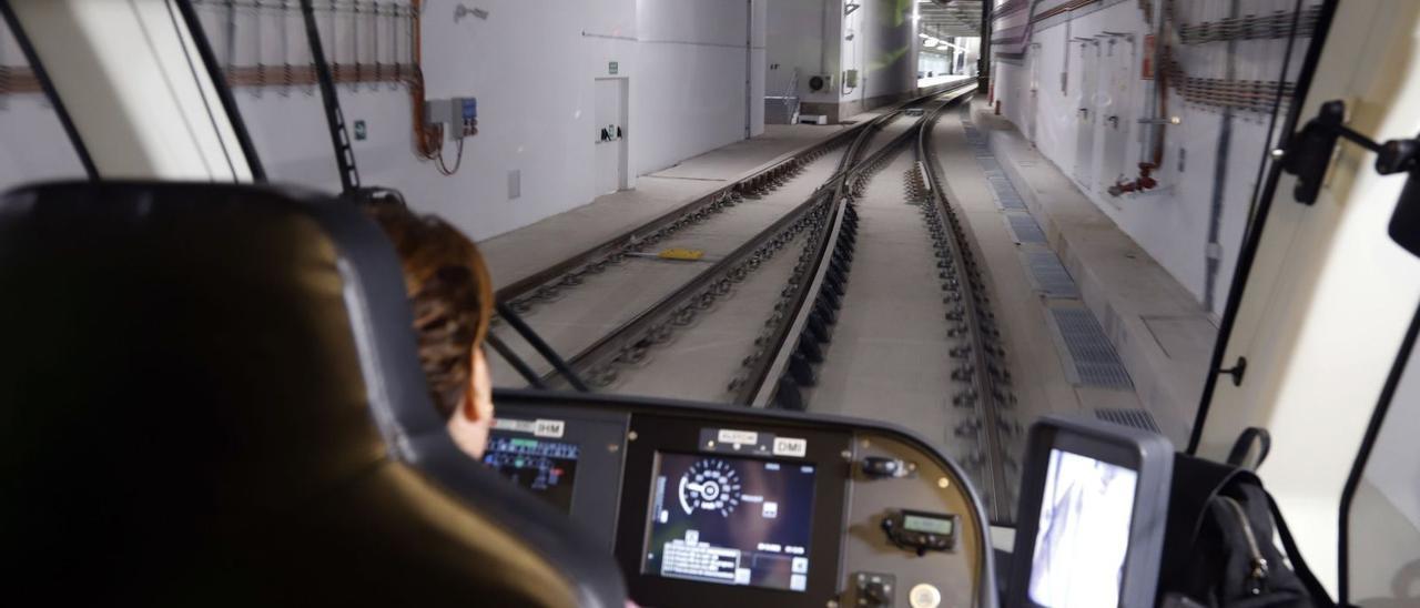 Túnel del metro desde la cabina de la conductora.