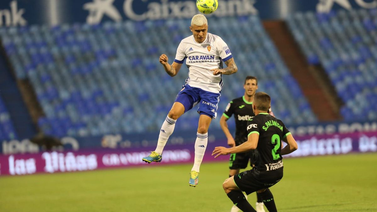 Juanjo Narváez gana de cabeza un balón ante el lateral del Leganés Palencia.