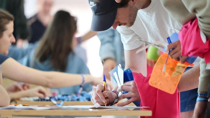 Gran fiesta Erasmus en Ibiza: los universitarios visitan a los alumnos del instituto Santa Maria