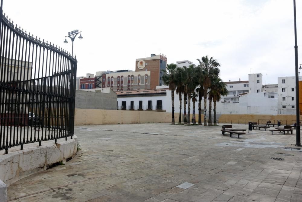 El barrio de La Trinidad, vacío en la mañana del Sábado de Pasión por la suspensión del traslado de Jesús Cautivo y la Virgen de la Trinidad.