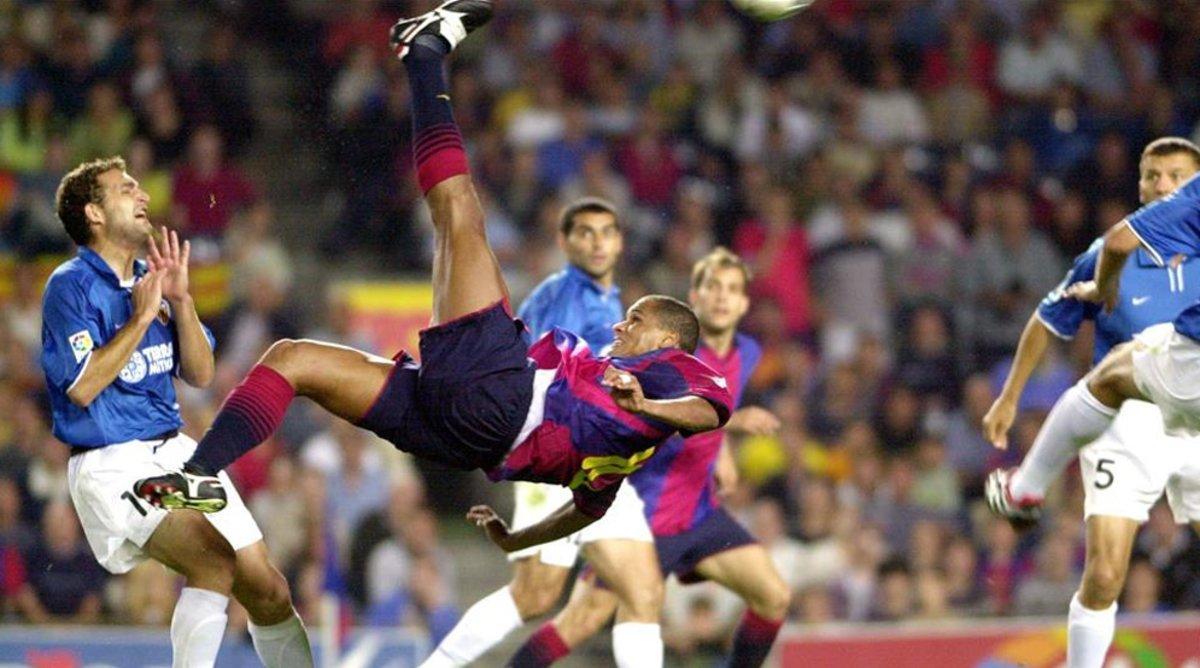 Momento cumbre en el Camp Nou. Inolvidable chilena de Rivaldo que valió el concurso del Barça en la Champions 2001-02