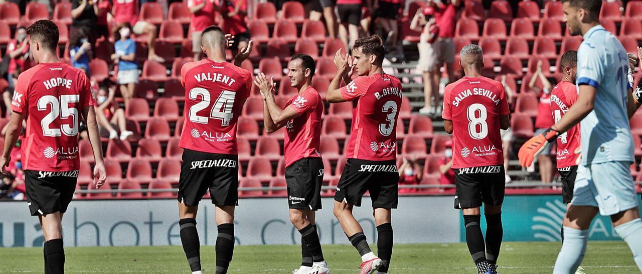 Los jugadores del Mallorca se despiden de la afición tras el empate ante el Villarreal. | MANU MIELNIEZUK