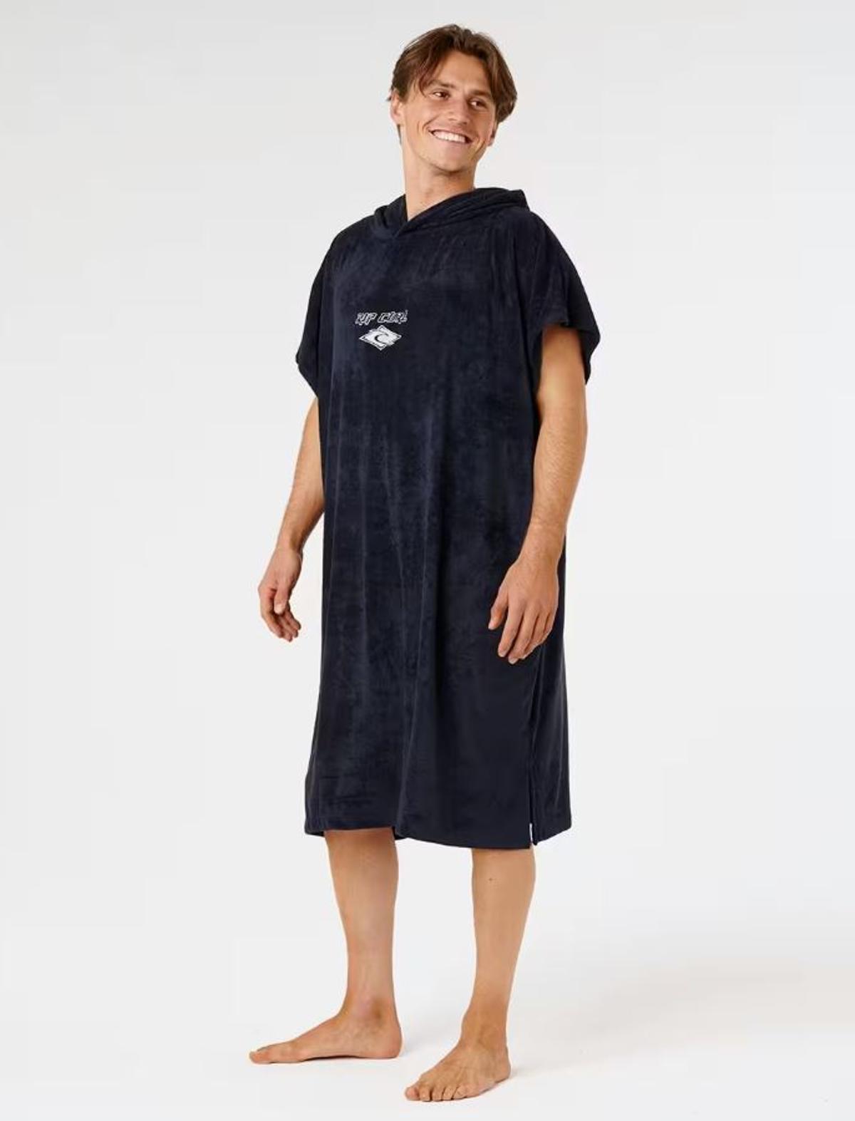 Mañana se esperan colas kilométricas en Decathlon para conseguir la toalla tipo poncho más barata del mercado: perfecto para secarse y cambiarse en la playa o piscina