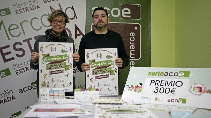 Raquel López y Alfredo González, ayer, al presentar la campaña navideña de la ACOE. // Bernabé/Cris M.V.